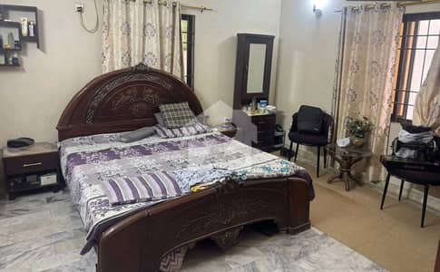 Gulshan-e-Iqbal - Block 7 House For sale Sized 300 Square Yards
