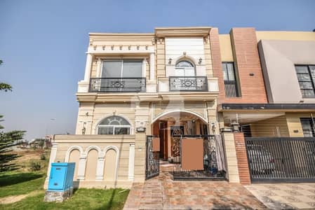 ڈی ایچ اے 9 ٹاؤن ڈیفنس (ڈی ایچ اے),لاہور میں 3 کمروں کا 5 مرلہ مکان 2.6 کروڑ میں برائے فروخت۔