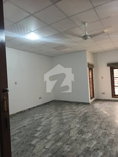 1000 YARD 8 BEDROOM BUNGALOW FOR RENT WITH BASEMENT HUGH PARKING
