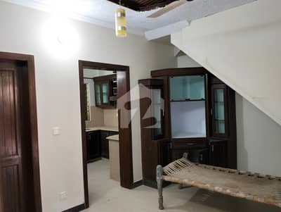 جی ۔ 13 اسلام آباد میں 4 کمروں کا 4 مرلہ مکان 3.25 کروڑ میں برائے فروخت۔