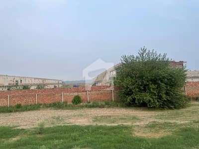 سندر لاہور میں 2 کمروں کا 6 کنال فیکٹری 6.5 کروڑ میں برائے فروخت۔