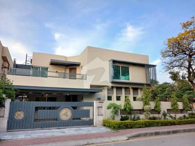 بحریہ ٹاؤن فیز 3 بحریہ ٹاؤن راولپنڈی,راولپنڈی میں 6 کمروں کا 1 کنال مکان 10.25 کروڑ میں برائے فروخت۔