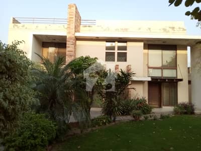 مین مارکیٹ گلبرگ,لاہور میں 5 کمروں کا 1 کنال عمارت 3.5 لاکھ میں کرایہ پر دستیاب ہے۔