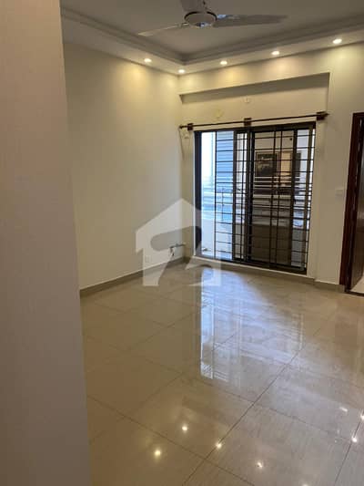3 Bed Flat 10 Marla For Sale