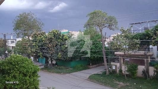گلبرگ لاہور میں 8 کنال رہائشی پلاٹ 15.0 ارب میں برائے فروخت۔