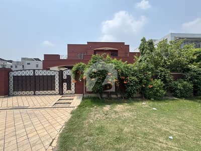 ڈی ایچ اے فیز 6 ڈیفنس (ڈی ایچ اے),لاہور میں 5 کمروں کا 1 کنال مکان 3.5 لاکھ میں کرایہ پر دستیاب ہے۔