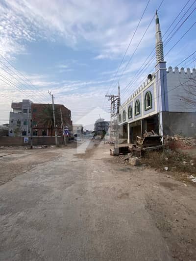 سیٹیلائیٹ ٹاؤن مین روڈ سرگودھا میں 1 کنال کمرشل پلاٹ 9.0 کروڑ میں برائے فروخت۔