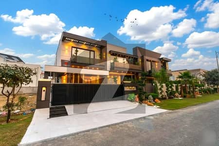 22 MARLA CORNER FULL BASMENT FULLY FURNISHED ULTA MODREN DEGSINER BUNGLOW ON 70FT ROAD CLOSE TO RAYA FAIRWAYS COMMERCIAL