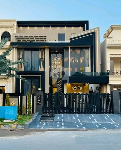 Prime Location 10 Marla House For sale In Rs. 52500000 Only