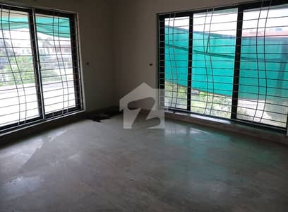 01 KANAL DESIGNER LUXURY UPPER PORTION AVAILABLE FOR RENT WITH SEPARATE GATE