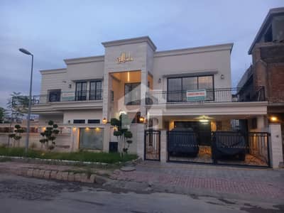 33 MARLA DESIGNER HOUSE FOR SALE 6 BEDROOM SWIMING POOL AND IN DOOR CINEMA BOULEVARD CORNER