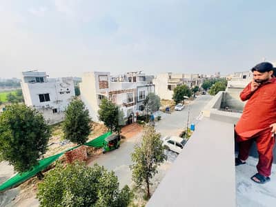 ڈی ایچ اے فیز 8 - بلاک ٹی فیز 8,ڈیفنس (ڈی ایچ اے),لاہور میں 1 کنال رہائشی پلاٹ 5.5 کروڑ میں برائے فروخت۔