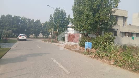 ڈی ایچ اے فیز 8 - بلاک وی فیز 8,ڈیفنس (ڈی ایچ اے),لاہور میں 1 کنال رہائشی پلاٹ 4.25 کروڑ میں برائے فروخت۔