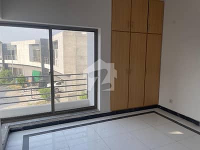 6 MARLA FIRST FLOOR WITH GAS USE HOUSE