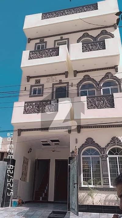 جوہر ٹاؤن فیز 2 - بلاک آر1 جوہر ٹاؤن فیز 2,جوہر ٹاؤن,لاہور میں 5 کمروں کا 3 مرلہ مکان 2.8 کروڑ میں برائے فروخت۔