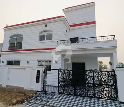 لیک سٹی رائیونڈ روڈ,لاہور میں 4 کمروں کا 10 مرلہ مکان 4.7 کروڑ میں برائے فروخت۔ لیک سٹی رائیونڈ روڈ,لاہور میں 4 کمروں کا 10 مرلہ مکان 4.7 کروڑ میں برائے فروخت۔