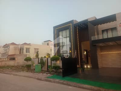 بحریہ ٹاؤن - نرگس ایکسٹیشن بحریہ ٹاؤن سیکٹر سی,بحریہ ٹاؤن,لاہور میں 5 کمروں کا 1 کنال مکان 8.5 کروڑ میں برائے فروخت۔