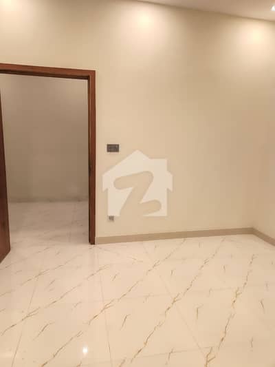 پشاور روڈ راولپنڈی میں 3 کمروں کا 7 مرلہ فلیٹ 81.6 لاکھ میں برائے فروخت۔