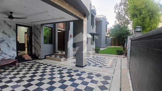 24 Marla 5 Bedrooms Double Unit House Available For Sale