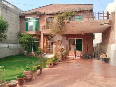 1 Kanal Owner Built Prime Located House In A Gated Community Near To Park And Market