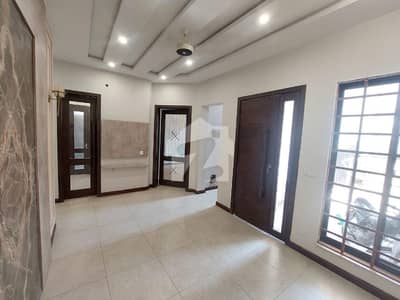بنی گالہ اسلام آباد میں 5 کمروں کا 6 مرلہ مکان 2.2 کروڑ میں برائے فروخت۔