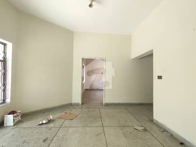 01-Kanal 4-Bedrooms Old House Available For Sale In St John Park Lahore Cantt