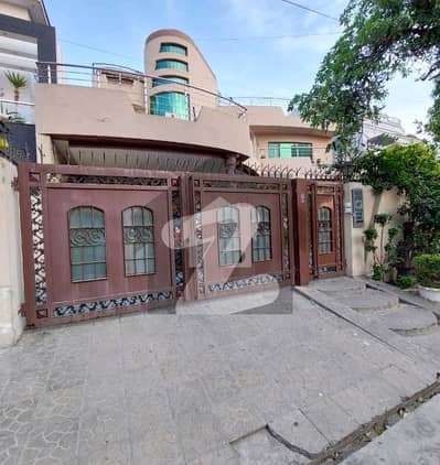 1-Kanal (22 Marla) Like A New House In Nashman Iqbal Phase 1 For Sale