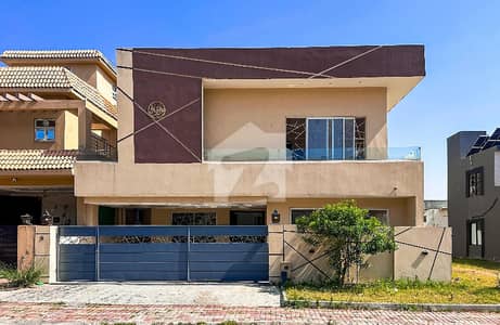 Brand New House With Lawn 3 Side Open