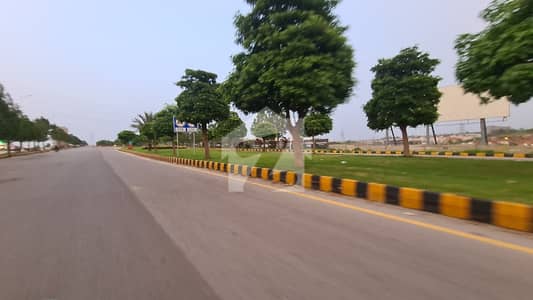 1 Kanal Prime Location Plot 60ft Wide Road Near To Park And Boulevard Most Luxury Location