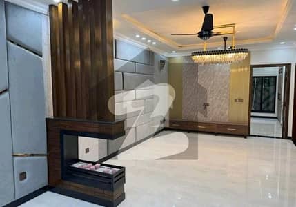 بحریہ ٹاؤن سیکٹر ای بحریہ ٹاؤن,لاہور میں 5 کمروں کا 1 کنال مکان 6.0 کروڑ میں برائے فروخت۔