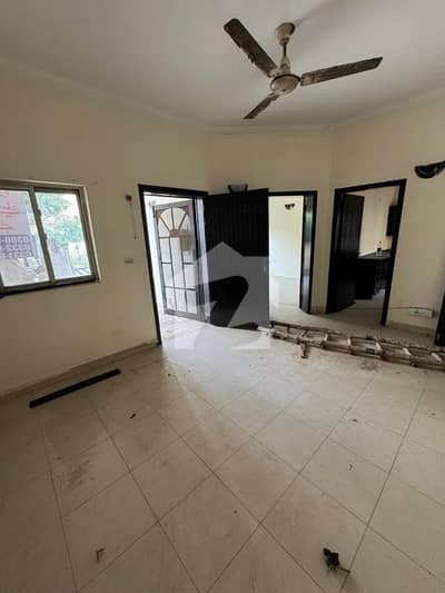 8 marla portion available for Rent bahria town lahore
