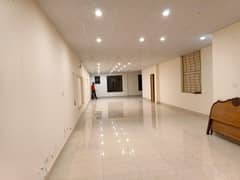 جوہر ٹاؤن لاہور میں 6 کمروں کا 1 کنال مکان 3.0 لاکھ میں کرایہ پر دستیاب ہے۔