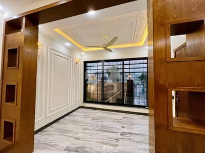 A BEAUTIFUL HOUSE DEPEND ON 5 MARLA DOUBLE STOREY IN HAFEEZ GARDEN PHASE 1 HOUSING SOCIETY