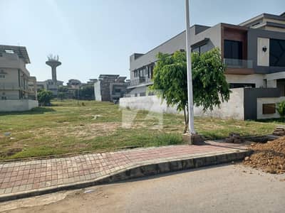 MAIN BOULEVARD 1 KANAL LEVEL PLOT FOR SALE