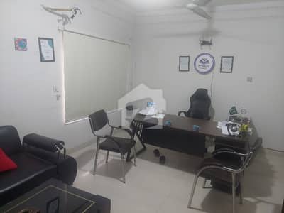 فیصل ٹاؤن لاہور میں 4 کمروں کا 10 مرلہ مکان 2.1 لاکھ میں کرایہ پر دستیاب ہے۔