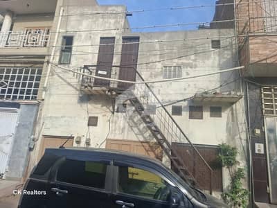 گلبرگ فیصل آباد میں 4 کمروں کا 5 مرلہ مکان 2.0 کروڑ میں برائے فروخت۔