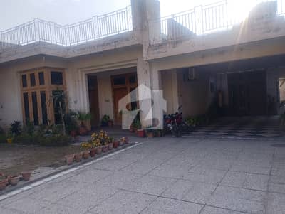 ایم ڈی اے چوک ملتان میں 3 کمروں کا 1 کنال مکان 4.0 کروڑ میں برائے فروخت۔