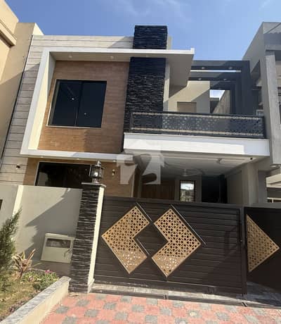 بحریہ ٹاؤن فیز 5 بحریہ ٹاؤن راولپنڈی,راولپنڈی میں 5 کمروں کا 10 مرلہ مکان 5.95 کروڑ میں برائے فروخت۔