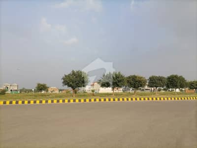 ڈی ایچ اے فیز 8 - بلاک ایس فیز 8,ڈیفنس (ڈی ایچ اے),لاہور میں 1 کنال رہائشی پلاٹ 3.75 کروڑ میں برائے فروخت۔ ڈی ایچ اے فیز 8 - بلاک ایس فیز 8,ڈیفنس (ڈی ایچ اے),لاہور میں 1 کنال رہائشی پلاٹ 3.75 کروڑ میں برائے فروخت۔