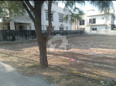 10 Marla Plot Prime Most Lucrative Location Of Bahria Civic Cebter