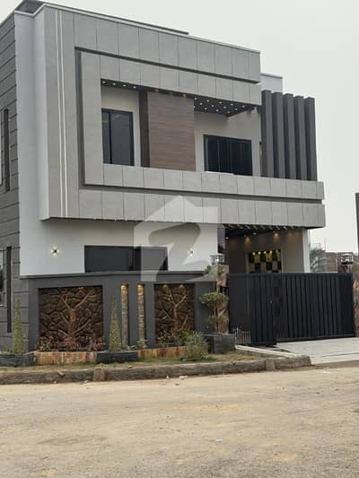 MODERN CLASSIC CORNER 6.5 MARLA HOUSE