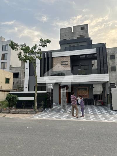 *Prime Location, Perfect Home: 10 Marla House In A L Jalil Garden*
