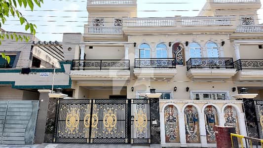 سبزہ زار سکیم لاہور میں 5 کمروں کا 10 مرلہ مکان 4.5 کروڑ میں برائے فروخت۔