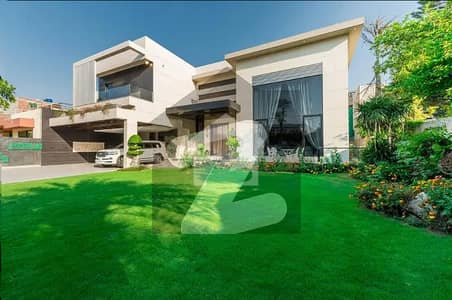 25 MARLA ULTRA MODERN BEAUTIFUL BUNGALOW WITH HUGE LOWN FOR SALE NEAR TO PARK