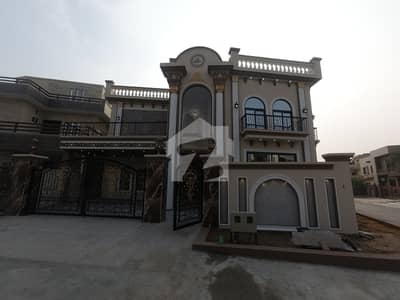 Corner In Media Town House For sale Sized 1 Kanal