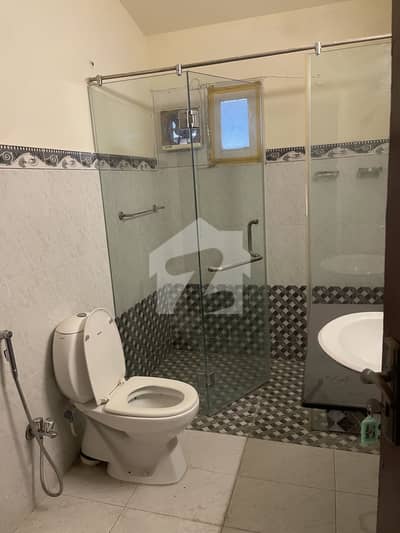 Annexe 3 Bed D-D Kitchen + Servant 3 Car Parking Available In Ideal Location