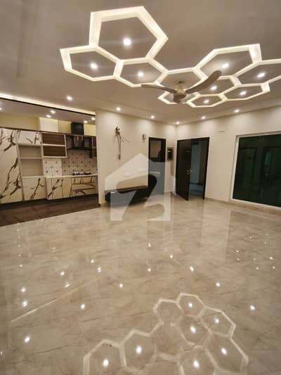 LUXURY APARTMENT AVAILABLE FOR RENT ON PRIME LOCATION FACING PARK VIEW