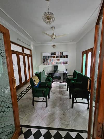 ایف ۔ 11 مرکز ایف ۔ 11,اسلام آباد میں 5 کمروں کا 1 کنال مکان 7.0 لاکھ میں کرایہ پر دستیاب ہے۔