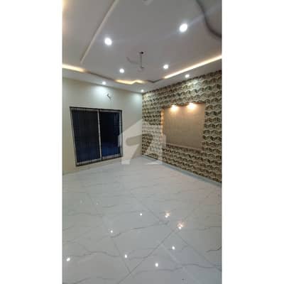 کینال گارڈن لاہور میں 6 کمروں کا 9 مرلہ مکان 3.25 کروڑ میں برائے فروخت۔