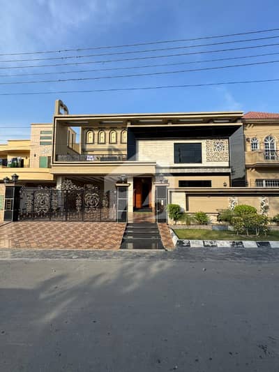 طارق گارڈنز لاہور میں 5 کمروں کا 1 کنال مکان 8.8 کروڑ میں برائے فروخت۔
